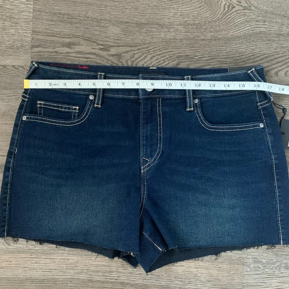 True Religion Jennie Mid Rise Raw Hem Shorts - Size 31 - Dark Scorched Wash NWT - Picture 9 of 15